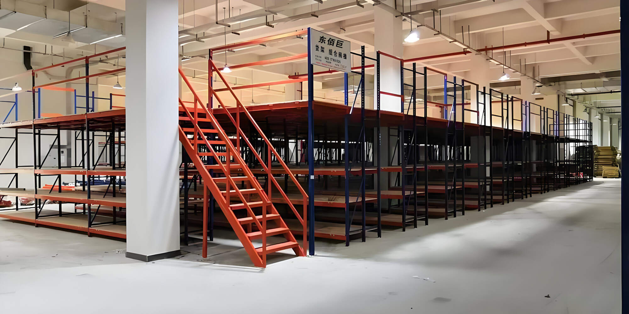 阁楼货架到底是选轻型的还是重型的呢?东佰巨货架厂给您满意的方案