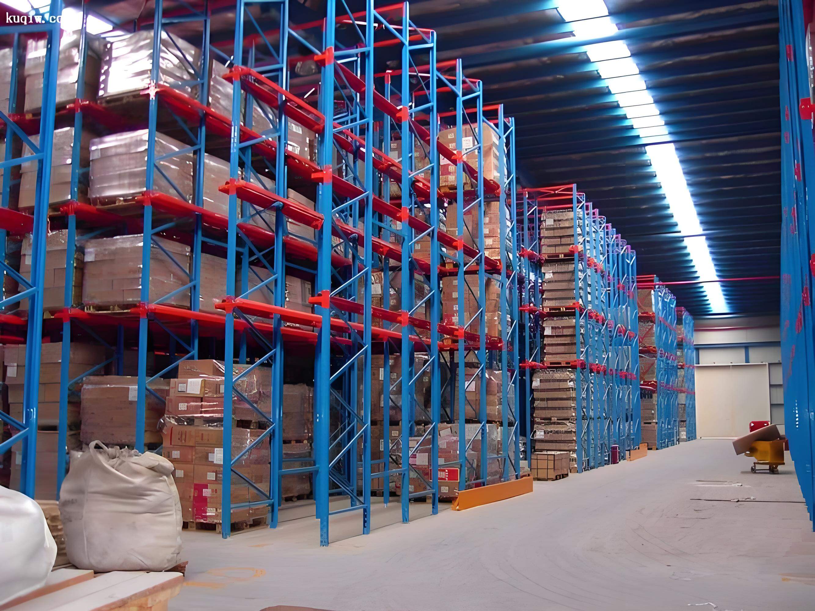 驶入式货架成为仓储新宠的5 大优势,东佰巨直击驶入式货架存储痛点